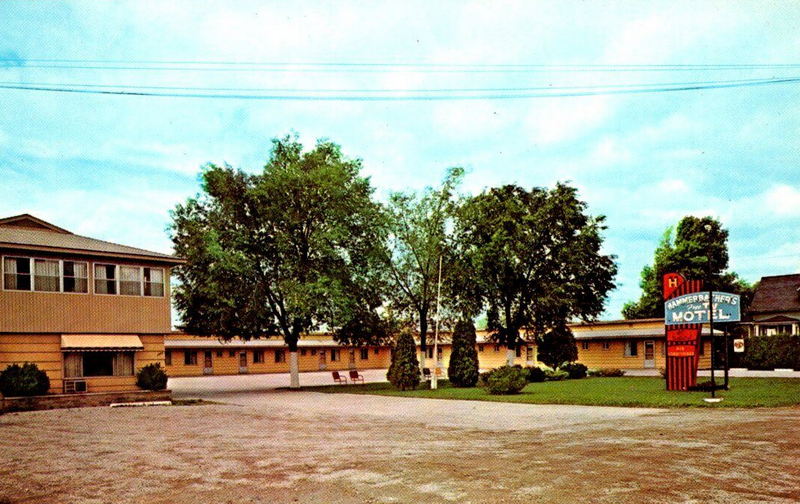Pauls Motel of Bay City (Hammerbachers Motel) - Vintage Postcard (newer photo)